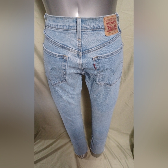 A Levi Strauss 501 Classic Button Fly Light Wash Blue Jeans - Picture 6 of 15